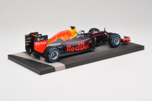 Red Bull RB12 Tag Heuer #3 D. Ricciardo Red Bull Racing Brazilian Grand Prix 2016 Minichamps 1:18 117161203 Pryskyřice – obrázek 3 z 6