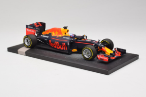Red Bull RB12 Tag Heuer #3 D. Ricciardo Red Bull Racing Showcar 2016 Minichamps 1:18 117160003 Pryskyřice – obrázek 4 z 7