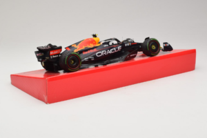 Red Bull RB18 #1 M. Verstappen Oracle Red Bull Racing Japanese Grand Prix Winner World Champion 2022 Minichamps 1:18 11322280 – obrázek 3 z 7