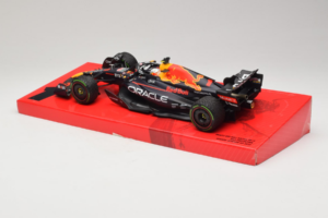 Red Bull RB18 #1 M. Verstappen Oracle Red Bull Racing Japanese Grand Prix Winner World Champion 2022 Minichamps 1:18 11322280 – obrázek 5 z 7