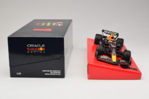 Red Bull RB18 #1 M. Verstappen Oracle Red Bull Racing Japanese Grand Prix Winner World Champion 2022 Minichamps 1:18 11322280 – obrázek 6 z 7