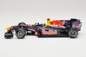 Red Bull RB6 Renault #5 S. Vettel Red Bull Racing Brazilian Grand Prix Winner 2010 Minichamps 1:18 110100205 Kov – obrázek 3 z 7