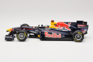 Red Bull RB7 Renault #1 S. Vettel Red Bull Racing Showcar 2011 Minichamps 1:18 110110071-1 Kov – obrázek 3 z 7