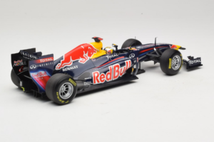 Red Bull RB7 Renault #1 S. Vettel Red Bull Racing World Champion 2011 Minichamps 1:18 110110001 Kov – obrázek 2 z 6