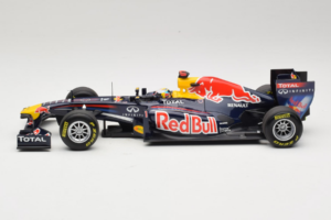 Red Bull RB7 Renault #1 S. Vettel Red Bull Racing World Champion 2011 Minichamps 1:18 110110001 Kov – obrázek 3 z 6