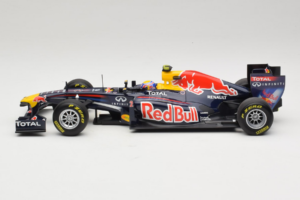 Red Bull RB7 Renault #2 M. Webber Red Bull Racing Showcar 2011 Minichamps 1:18 110110002 Kov – obrázek 3 z 7