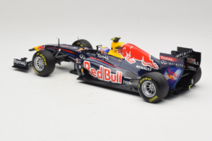 Red Bull RB7 Renault #2 M. Webber Red Bull Racing Showcar 2011 Minichamps 1:18 110110002 Kov – obrázek 5 z 7