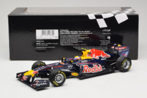 Red Bull RB7 Renault #2 M. Webber Red Bull Racing Showcar 2011 Minichamps 1:18 110110002 Kov – obrázek 6 z 7
