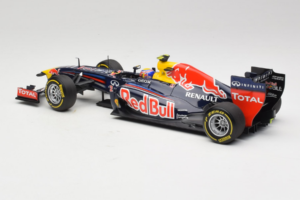 Red Bull RB8 Renault #2 M. Webber Red Bull Racing Showcar 2012 Minichamps 1:18 110120072 Kov – obrázek 5 z 7