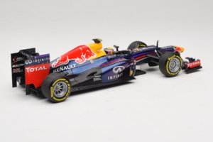 Red Bull RB9 Renault #2 M. Webber Infiniti Red Bull Racing Showcar 2013 Minichamps 1:18 110130072 Kov – obrázek 2 z 6