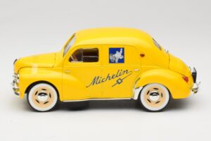 Renault 4CV Michelin Yellow Solido 1:18 82002 Kov – obrázek 3 z 6
