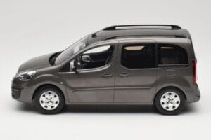 Renault Juvaquatre Break 300 kg Slonovinový Norev 1:18 185260 Kov – obrázek 3 z 6