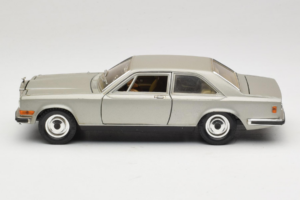 Rolls-Royce Camargue Stříbrný Diamond Edition Bburago 1:18 3001-M3 Kov – obrázek 4 z 8