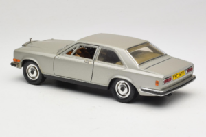 Rolls-Royce Camargue Stříbrný Diamond Edition Bburago 1:18 3001-M3 Kov – obrázek 7 z 8