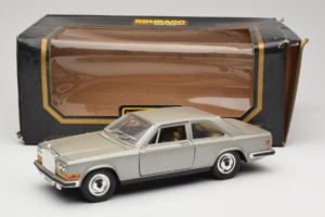 Rolls-Royce Camargue Stříbrný Bburago 1:18 3001-M2 Kov – obrázek 8 z 8