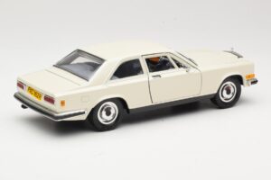 Rolls-Royce Camargue Bílý Bburago 1:22 3001-M1 Kov – obrázek 2 z 8