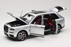 Rolls-Royce Cullinan Stříbrný Se Shadow Wheels OEM 1:18 028-16A Kov – obrázek 2 z 8