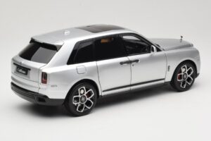 Rolls-Royce Cullinan Stříbrný Se Shadow Wheels OEM 1:18 028-16A Kov – obrázek 3 z 8