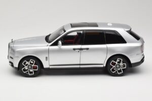 Rolls-Royce Cullinan Stříbrný Se Shadow Wheels OEM 1:18 028-16A Kov – obrázek 4 z 8