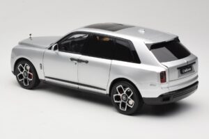 Rolls-Royce Cullinan Stříbrný Se Shadow Wheels OEM 1:18 028-16A Kov – obrázek 7 z 8