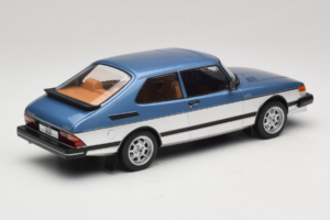 Saab 900 Turbo Blue Metallic MCG 1:18 MCG18261MCW Kov – obrázek 2 z 6