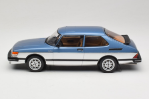 Saab 900 Turbo Blue Metallic MCG 1:18 MCG18261MCW Kov – obrázek 3 z 6