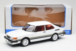 Saab 900 Turbo Bílý MCG 1:18 MCG18339 Kov – obrázek 6 z 6