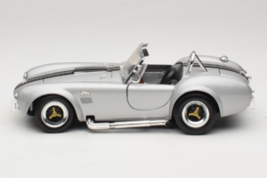 Shelby Cobra 427S/C Stříbrná S Černými Pruhy Road Signature 1:18 92058 Kov – obrázek 4 z 8