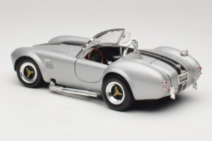 Shelby Cobra 427S/C Stříbrná S Černými Pruhy Road Signature 1:18 92058 Kov – obrázek 7 z 8