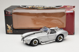 Shelby Cobra 427S/C Stříbrná S Černými Pruhy Road Signature 1:18 92058 Kov – obrázek 8 z 8