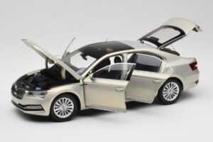 Skoda Superb Mk3 Zlatý Paudi Model 1:18 ZSS000006GOLD Kov – obrázek 2 z 8