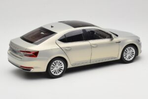 Skoda Superb Mk3 Zlatý Paudi Model 1:18 ZSS000006GOLD Kov – obrázek 3 z 8