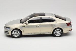 Skoda Superb Mk3 Zlatý Paudi Model 1:18 ZSS000006GOLD Kov – obrázek 4 z 8