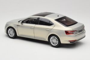 Skoda Superb Mk3 Zlatý Paudi Model 1:18 ZSS000006GOLD Kov – obrázek 7 z 8