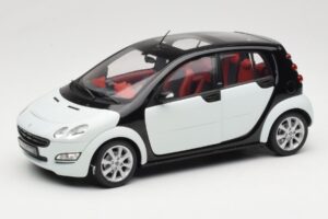 Smart Forfour Bílý Kyosho 1:18 0019141V001C01Q00 Kov