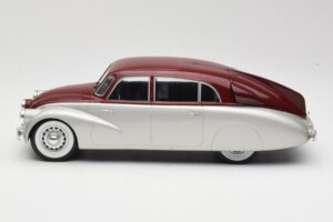 Tatra 87 Stříbrný & Tmavě Červený MCG 1:18 MCG18067 Kov – obrázek 3 z 6