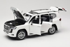 Toyota Land Cruiser J300 ZX Bílý LCD 1:18 LCD18013-ZX-WH Kov – obrázek 2 z 8