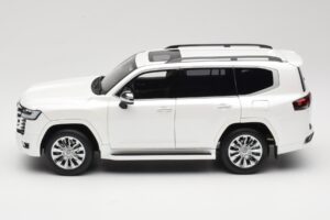 Toyota Land Cruiser J300 ZX Bílý LCD 1:18 LCD18013-ZX-WH Kov – obrázek 4 z 8