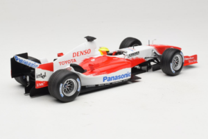 Toyota TF105 #17 R. Schumacher Panasonic Toyota Racing Showcar 2005 Minichamps 1:18 100050087 Kov – obrázek 2 z 7