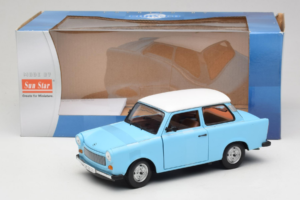 Trabant 601 Deluxe Modrý Bílý Sun Star 1:18 4286 Kov – obrázek 6 z 6