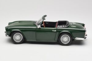 Triumph TR4 British Racing Green Revell 1:18 08827-T1 Kov – obrázek 4 z 8