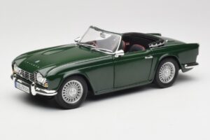Triumph TR4 British Racing Green Revell 1:18 08827-T1 Kov