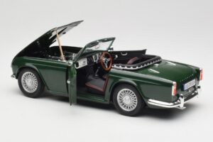 Triumph TR4 British Racing Green Revell 1:18 08827-T1 Kov – obrázek 5 z 8