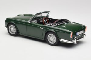 Triumph TR4 British Racing Green Revell 1:18 08827-T1 Kov – obrázek 7 z 8