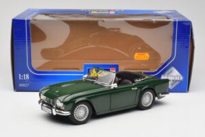 Triumph TR4 British Racing Green Revell 1:18 08827-T1 Kov – obrázek 8 z 8