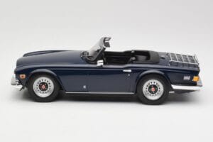 Triumph TR6 PI Tmavě Modrý Minichamps 1:18 155132032 Kov – obrázek 3 z 6
