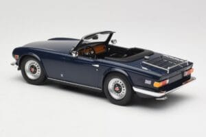 Triumph TR6 PI Tmavě Modrý Minichamps 1:18 155132032 Kov – obrázek 5 z 6