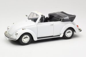 Volkswagen 1302 LS Kabriolet Bílý Revell 1:18 8415 Kov