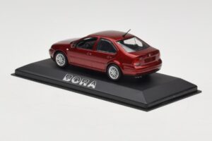 Volkswagen Bora Mk4 Red Metallic Minichamps 1:43 VW003 Kov – obrázek 3 z 4