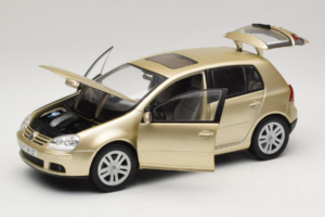 Volkswagen Golf Mk5 Light Bronze Metallic Bburago 1:18 09930201W Kov – obrázek 2 z 8